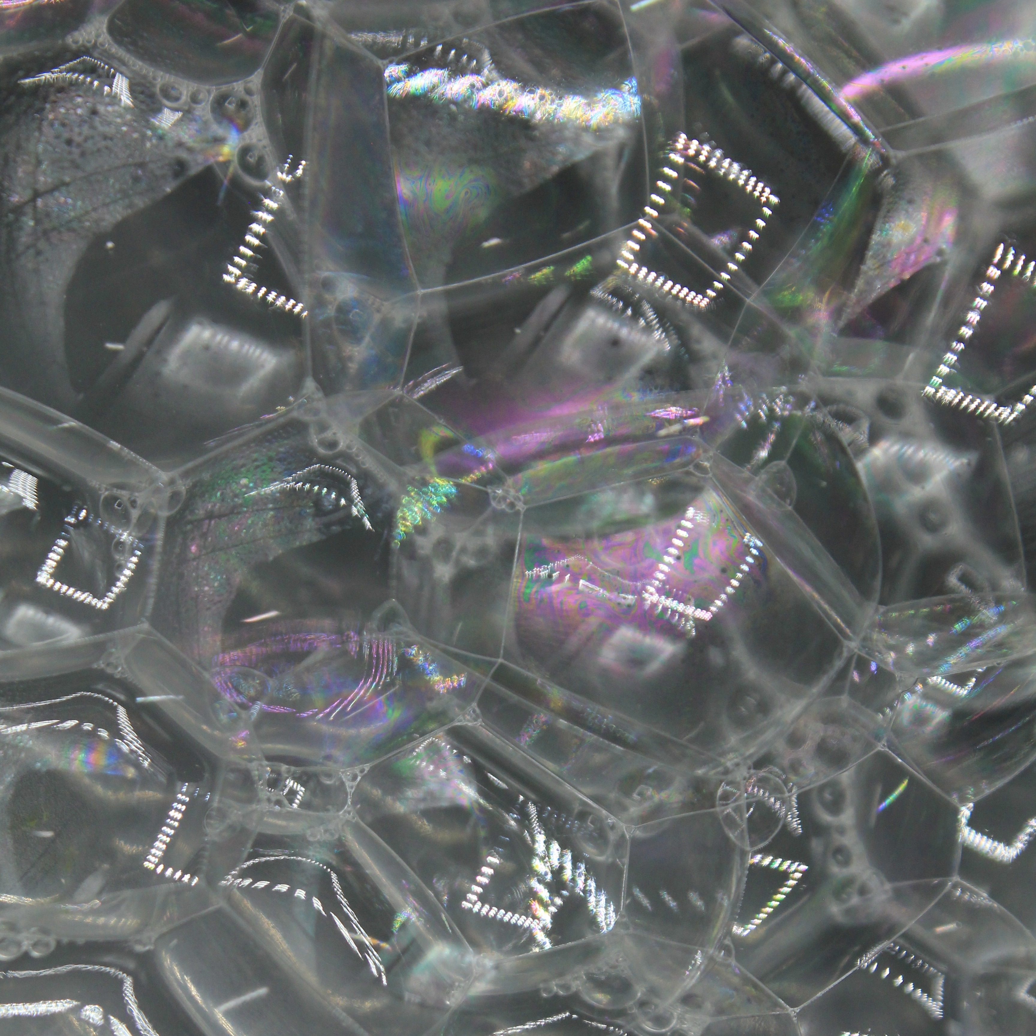 Metransfer - 波打つ液体から泡沫を高速に飛び立たせることで、目の前に立体物を実体化する。そして、一瞬にして消滅させる。このように液体と泡沫を行き来して、次々と異なる立体物として形を現しては崩してを繰り返す、メタモル...